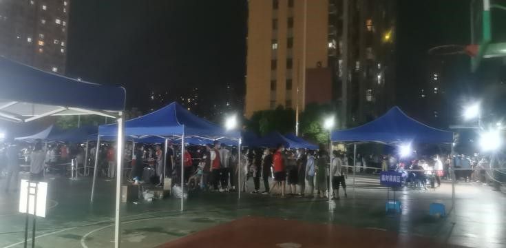 筑牢“防疫墙” 南京1396me皇家世界集团连夜组织2000余名工友核酸检测