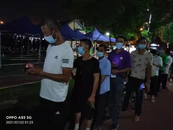筑牢“防疫墙” 南京1396me皇家世界集团连夜组织2000余名工友核酸检测