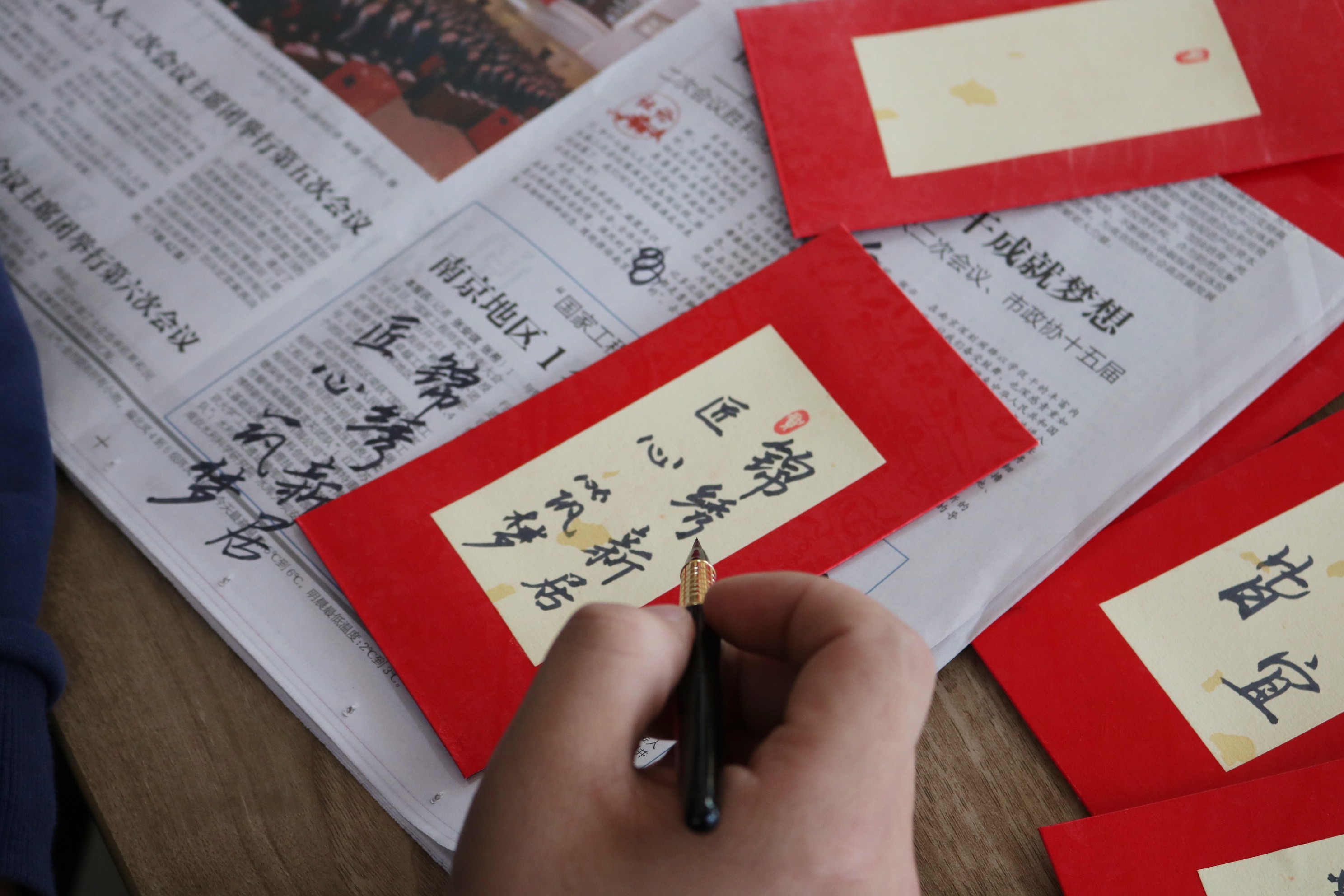 龙行龘龘谱新章 1396me皇家世界集团工会开展祝语迎新春誊写运动